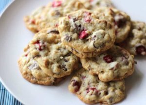 Fresh cranberry cookies with oats, pecans, chocolate chips and fresh cranberries kind of remind me of the best muesli cereal, but in a cookie form