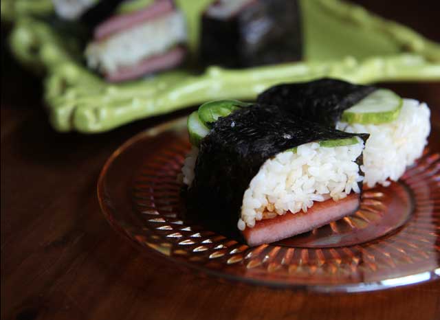 https://hilahcooking.com/wp-content/uploads/2013/07/spam-musubi-2.jpg