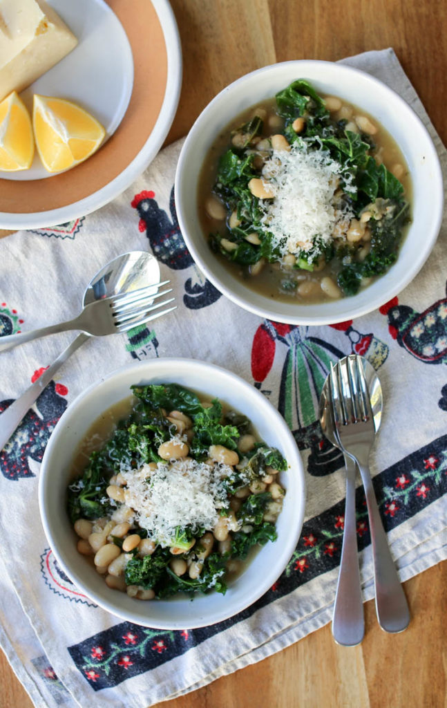 Haricots et légumes - repas simple, sain et végétarien en une seule fois avec des haricots blancs et du chou frisé ou des feuilles de chou vert