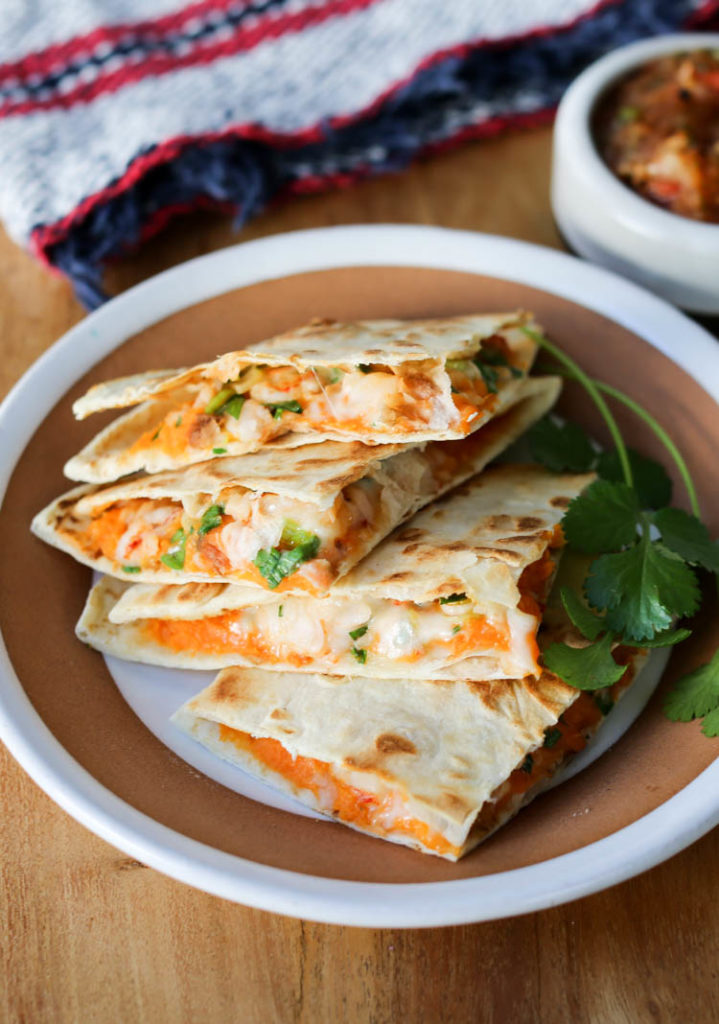 quesadillas de batata doce de camarão fazem um jantar saudável e rápido ou almoço. Também uma ótima maneira de usar restos de camarão