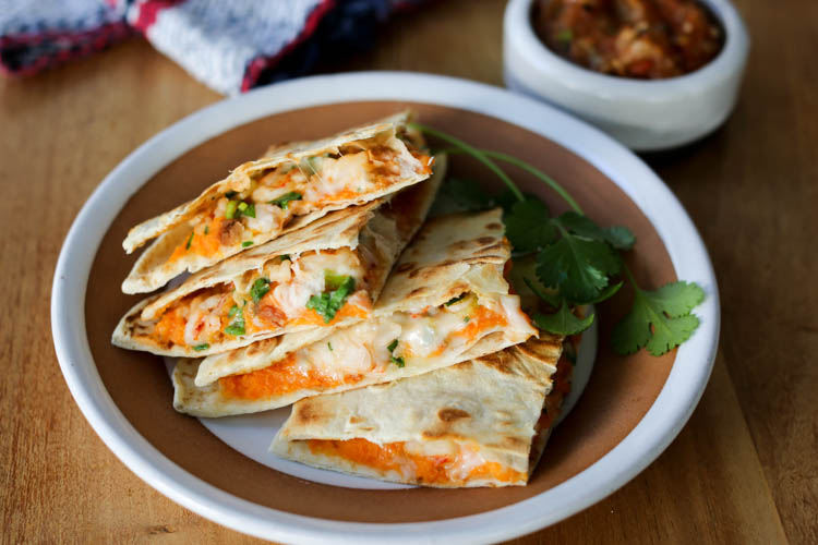  le quesadillas di patate dolci ai gamberetti fanno una cena o un pranzo sani e veloci. Anche un ottimo modo per utilizzare gamberetti avanzi 