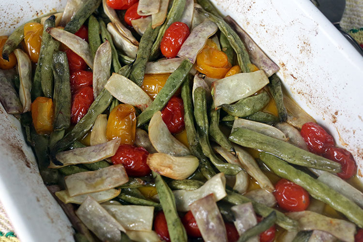 Roasted fresh green beans with cherry tomatoes, olive oil, garlic and salt. A simple side dish or vegan mean dish served with pasta