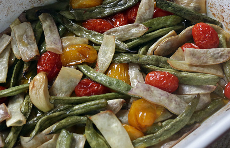 Roasted fresh green beans with cherry tomatoes, olive oil, garlic and salt. A simple side dish or vegan mean dish served with pasta