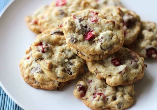 Fresh cranberry cookies with oats, pecans, chocolate chips and fresh cranberries kind of remind me of the best muesli cereal, but in a cookie form